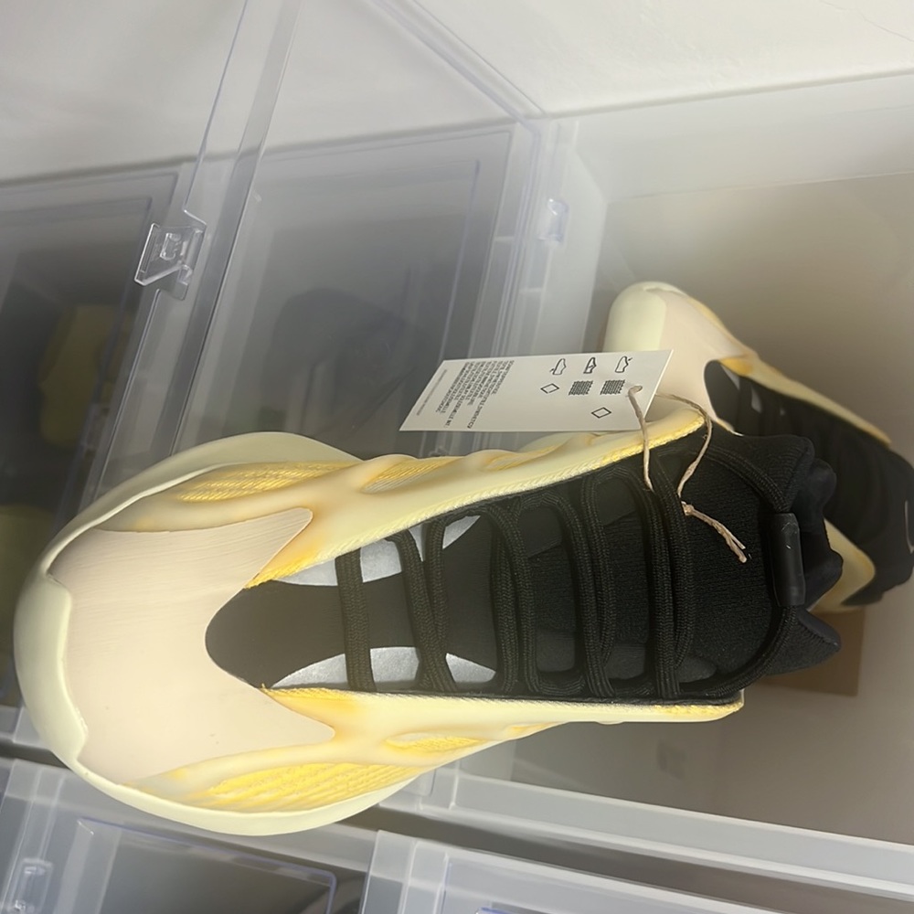 Yeezy 700 V3 (Kanye Adidas) Size 7.5
